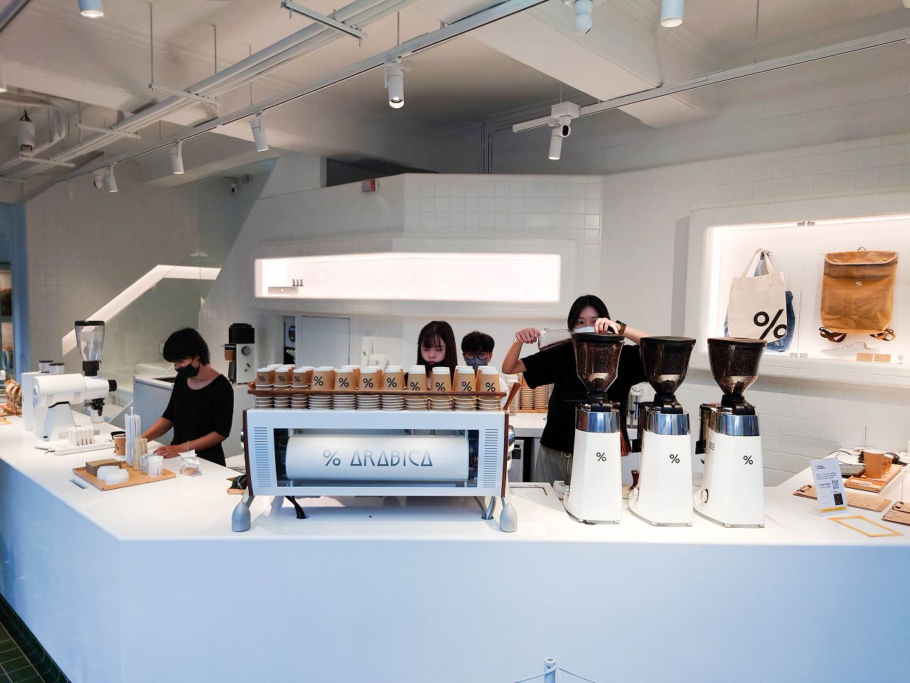 [食記][台北市] %Arabica 台北中山店 — 來自日本京都的咖啡名店在台灣的第二間店開在心中山線形公園旁，融合摩登和復古的白綠配色咖啡廳。