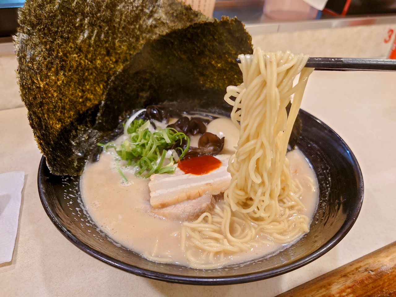 [食記][台北市] 橫濱家系拉麵 特濃屋 — 日籍老闆開的拉麵店，主打道地橫濱家系拉麵。