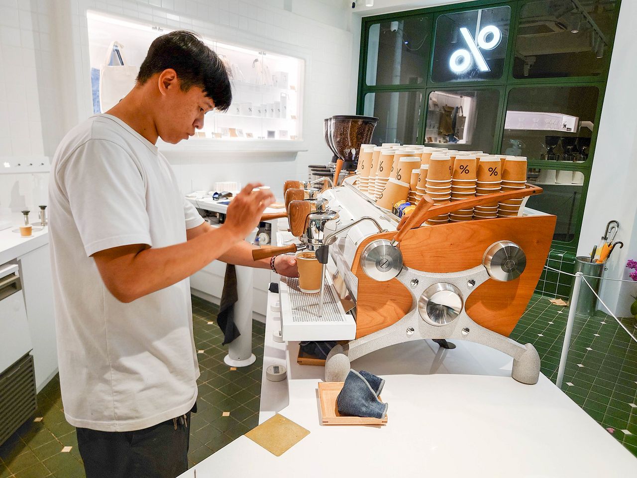 [食記][台北市] %Arabica 台北中山店 — 來自日本京都的咖啡名店在台灣的第二間店開在心中山線形公園旁，融合摩登和復古的白綠配色咖啡廳。