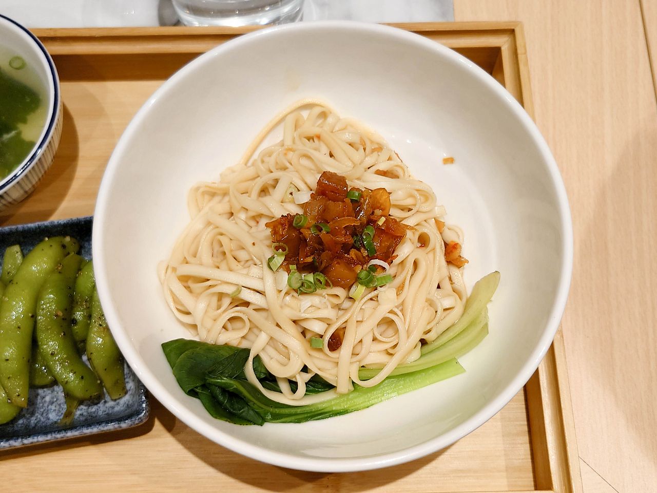 [食記][高雄市] 餓呆 E Dai Noodles — 義享天地附近文青風格麵館，招牌必點蔥㸆排骨麵。