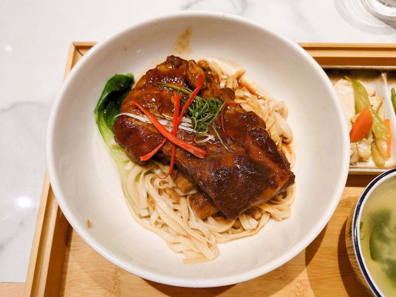 [食記][高雄市] 餓呆 E Dai Noodles — 義享天地附近文青風格麵館，招牌必點蔥㸆排骨麵。