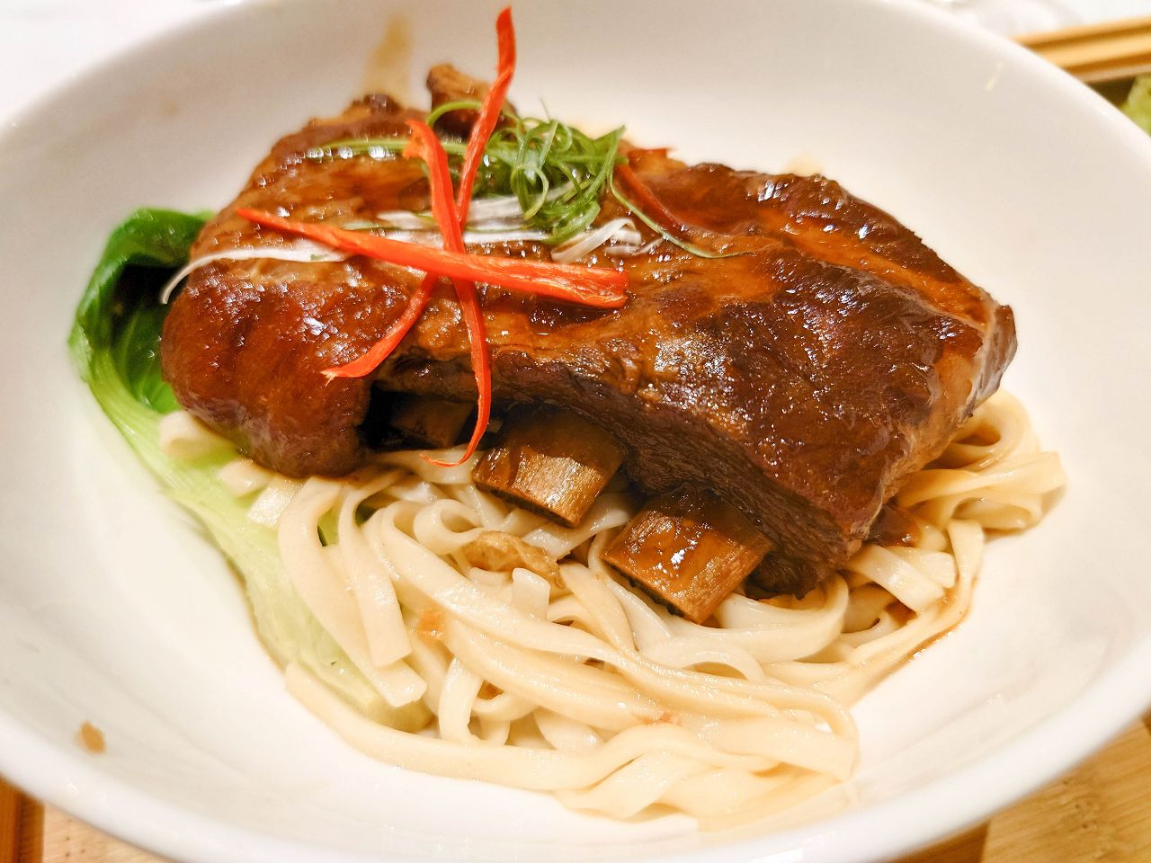[食記][高雄市] 餓呆 E Dai Noodles — 義享天地附近文青風格麵館，招牌必點蔥㸆排骨麵。