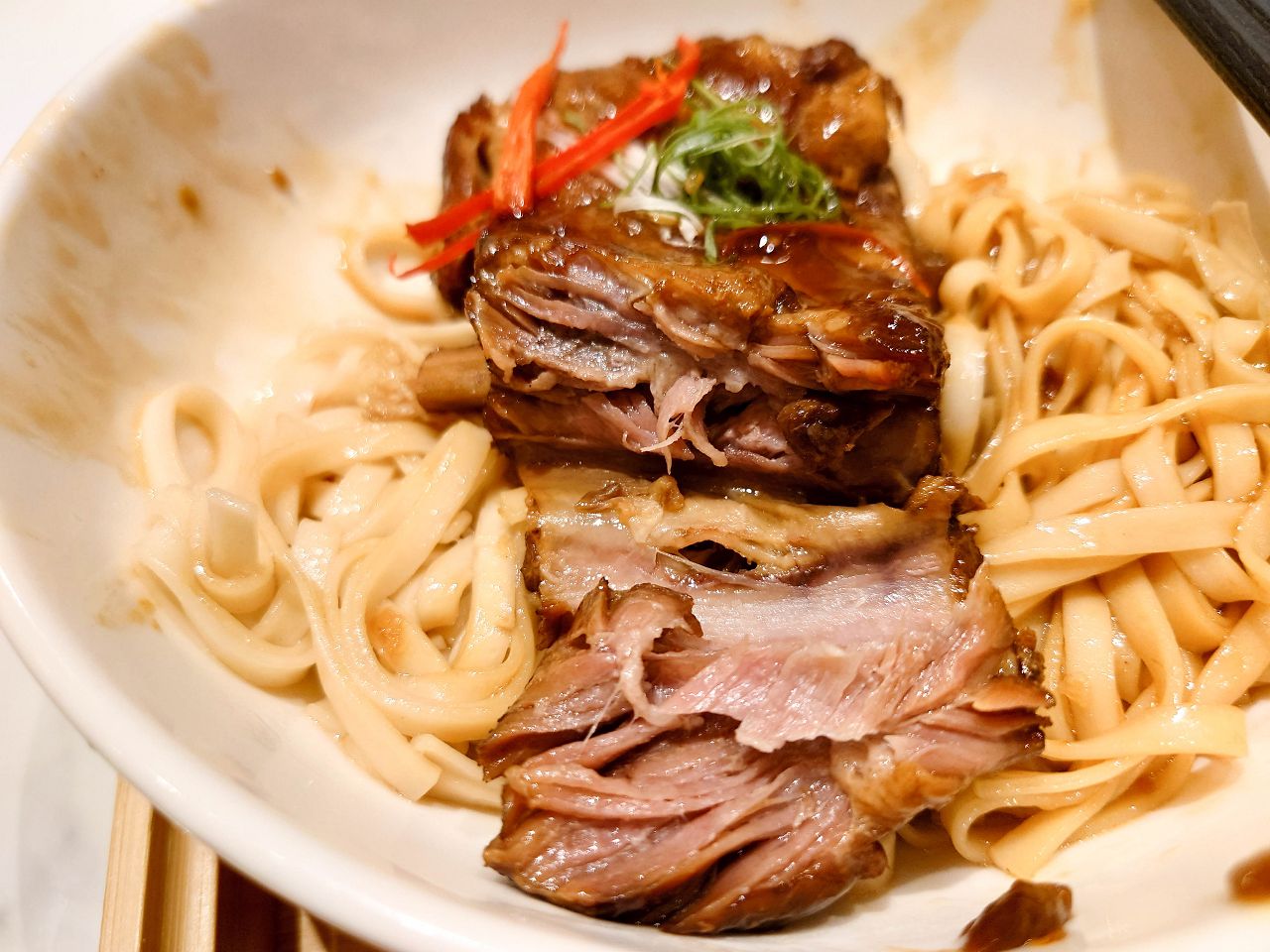 [食記][高雄市] 餓呆 E Dai Noodles — 義享天地附近文青風格麵館，招牌必點蔥㸆排骨麵。
