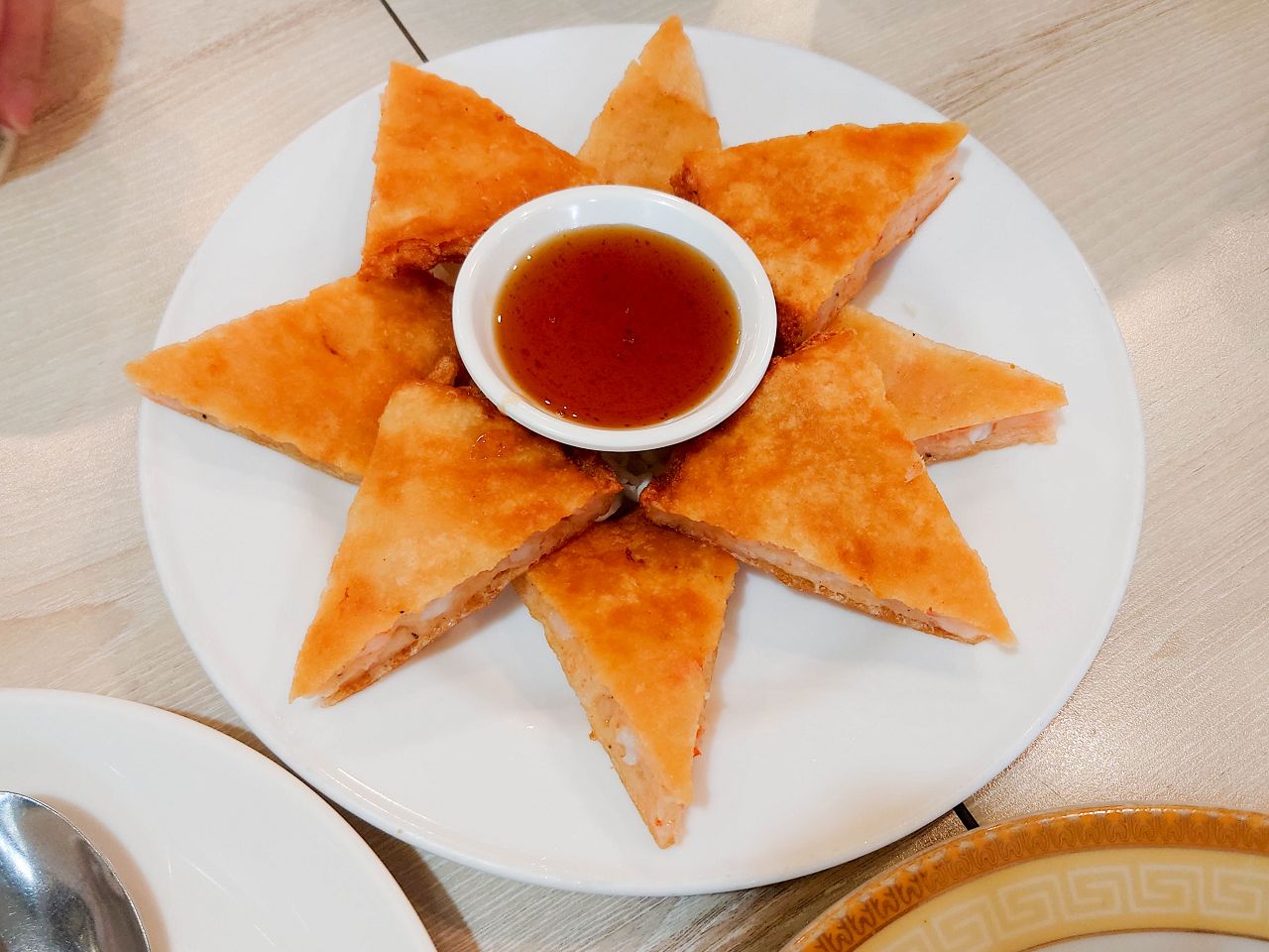 [食記][高雄市] 鴻泰興泰式料理 大昌旗艦店 — 老牌平價泰式料理餐廳，多人合享泰式合菜的好選擇。