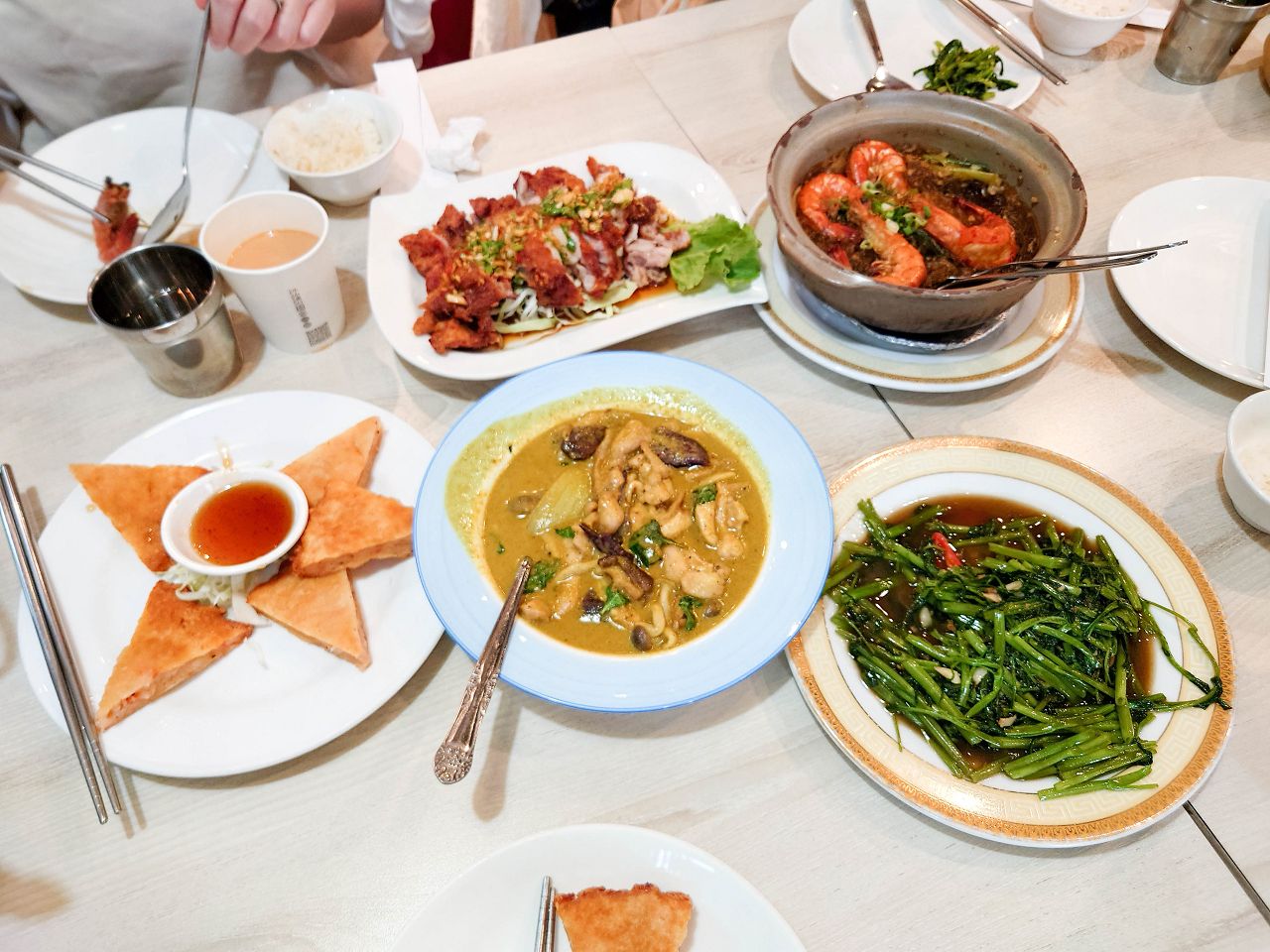 [食記][高雄市] 鴻泰興泰式料理 大昌旗艦店 — 老牌平價泰式料理餐廳，多人合享泰式合菜的好選擇。