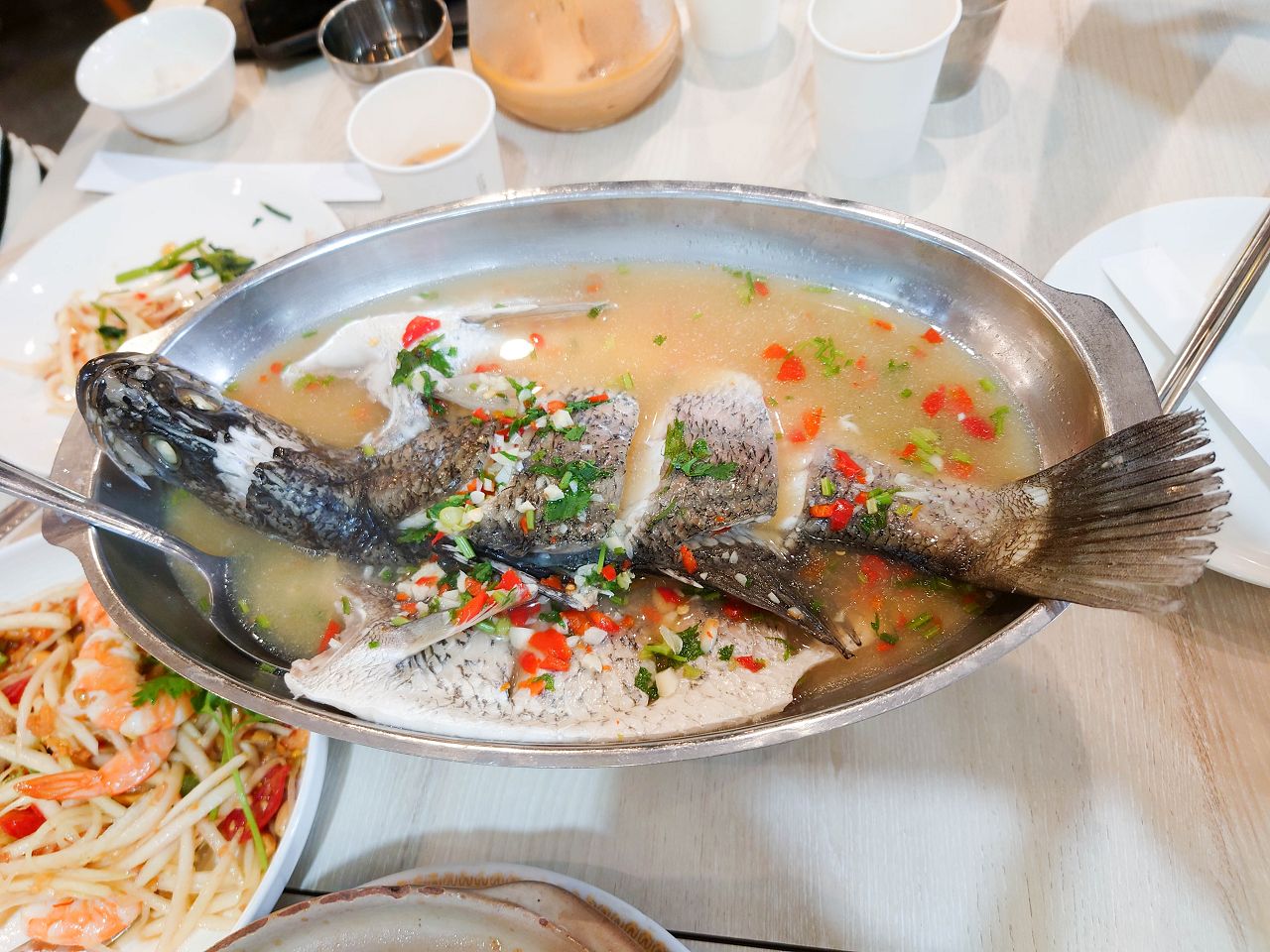 [食記][高雄市] 鴻泰興泰式料理 大昌旗艦店 — 老牌平價泰式料理餐廳，多人合享泰式合菜的好選擇。