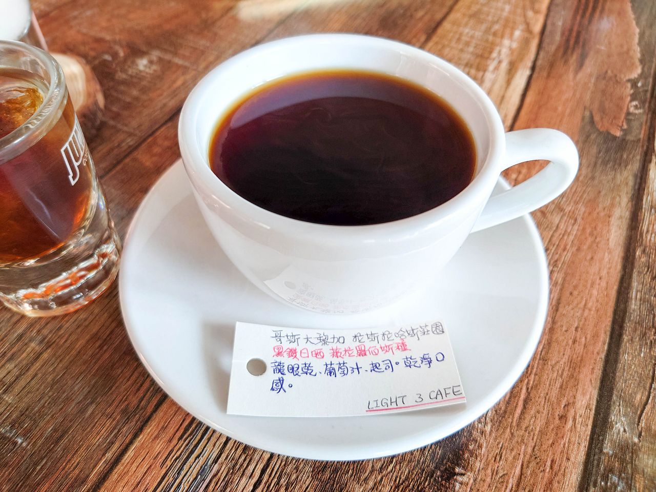 [食記][高雄市] Light 3 Cafe 亮三咖啡 & Little Little 少少蛋捲 — 九如路交流道附近巷弄內工業風咖啡廳，抹茶控必買小山園抹茶厚蛋捲。
