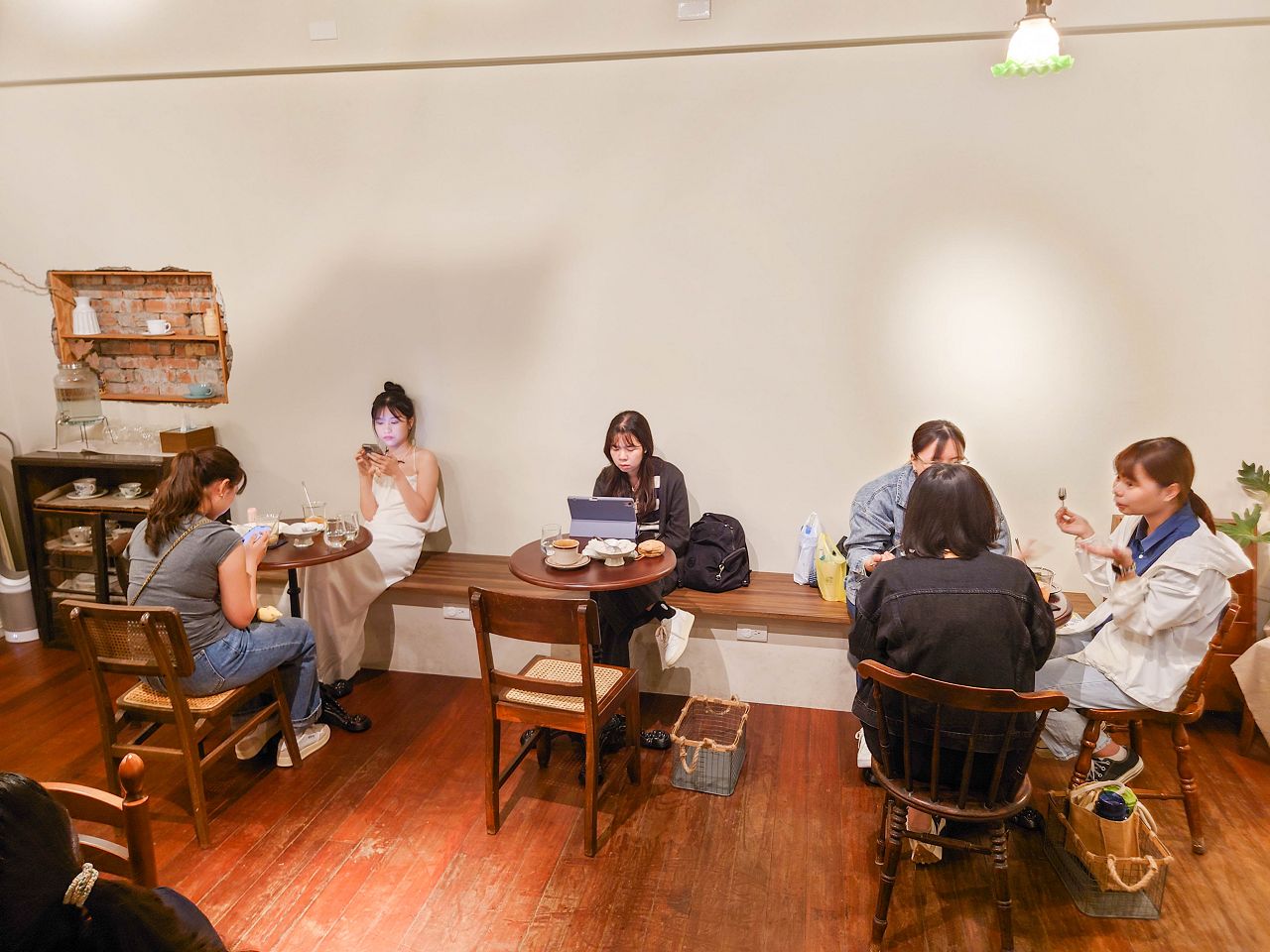 [食記][高雄市] Falling in 啡湮 — 新堀江商圈附近巷弄內設在老屋2樓的復古風格甜點咖啡廳