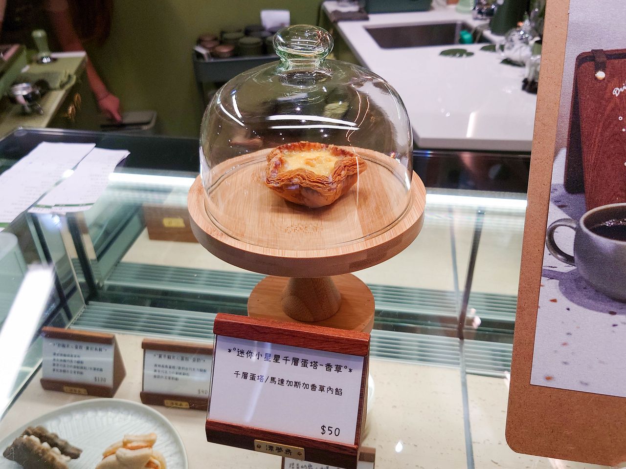[食記][新北市][新莊區] 漂夢島甜點 — 甜點工作室起家在新北產業園區站附近擁有新店面，綠色系自然主題甜點咖啡廳，抹茶控必訪新點。