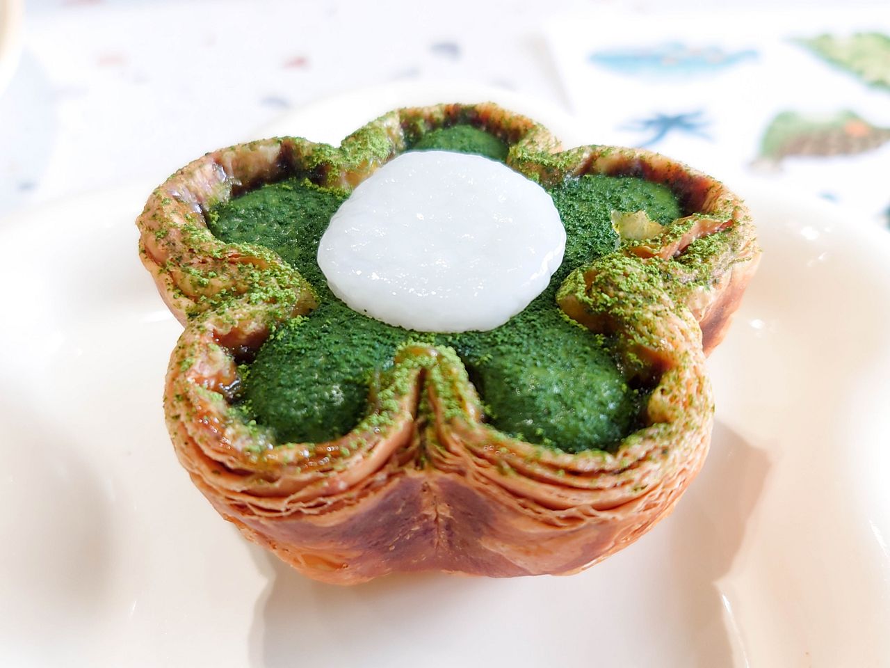 [食記][新北市][新莊區] 漂夢島甜點 — 甜點工作室起家在新北產業園區站附近擁有新店面，綠色系自然主題甜點咖啡廳，抹茶控必訪新點。