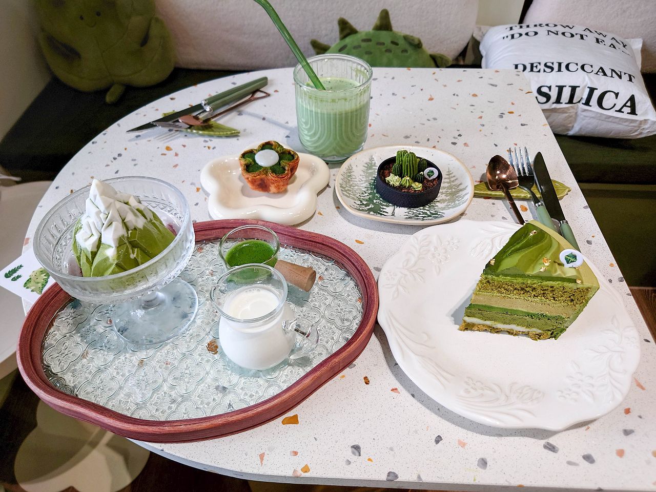 [食記][新北市][新莊區] 漂夢島甜點 — 甜點工作室起家在新北產業園區站附近擁有新店面，綠色系自然主題甜點咖啡廳，抹茶控必訪新點。