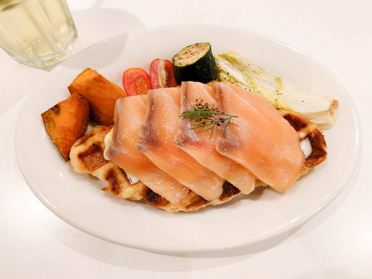 [食記][台北市] Cafe Waku — 老宅內改建的純白色系高質感簡約風咖啡廳