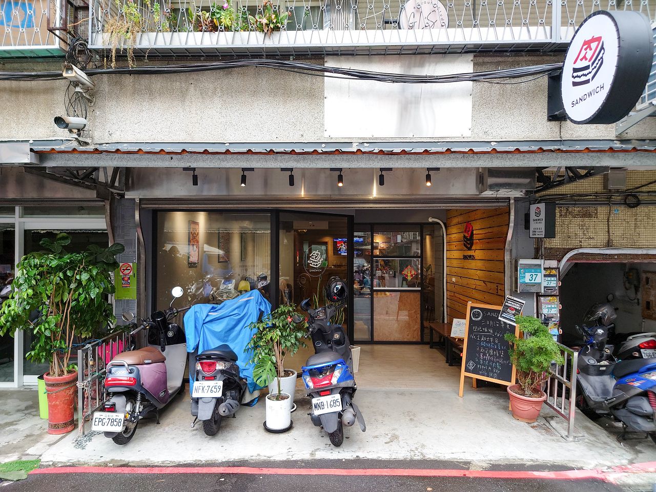 [食記][新北市][板橋區] 肉sandwich 板橋新埔店 — 創意口味的三明治和蛋餅，三明治的肉排厚又實在。