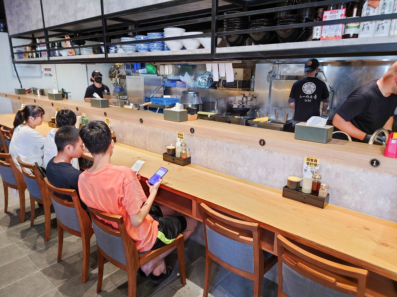 [食記][高雄市] 麵屋竈 Menya Kama — 巨蛋商圈拉麵店推薦，滿滿濃郁蝦鮮味的濃厚海老拉麵和沾麵。