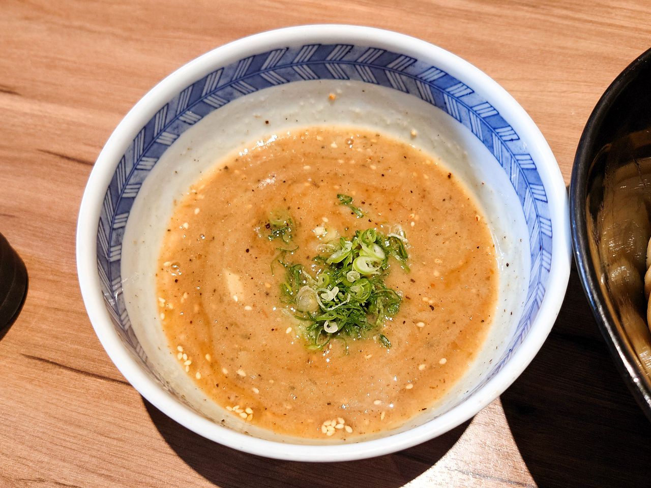 [食記][高雄市] 麵屋竈 Menya Kama — 巨蛋商圈拉麵店推薦，滿滿濃郁蝦鮮味的濃厚海老拉麵和沾麵。