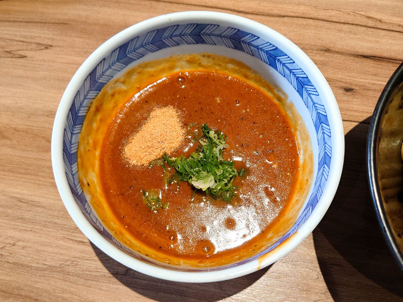 [食記][高雄市] 麵屋竈 Menya Kama — 巨蛋商圈拉麵店推薦，滿滿濃郁蝦鮮味的濃厚海老拉麵和沾麵。