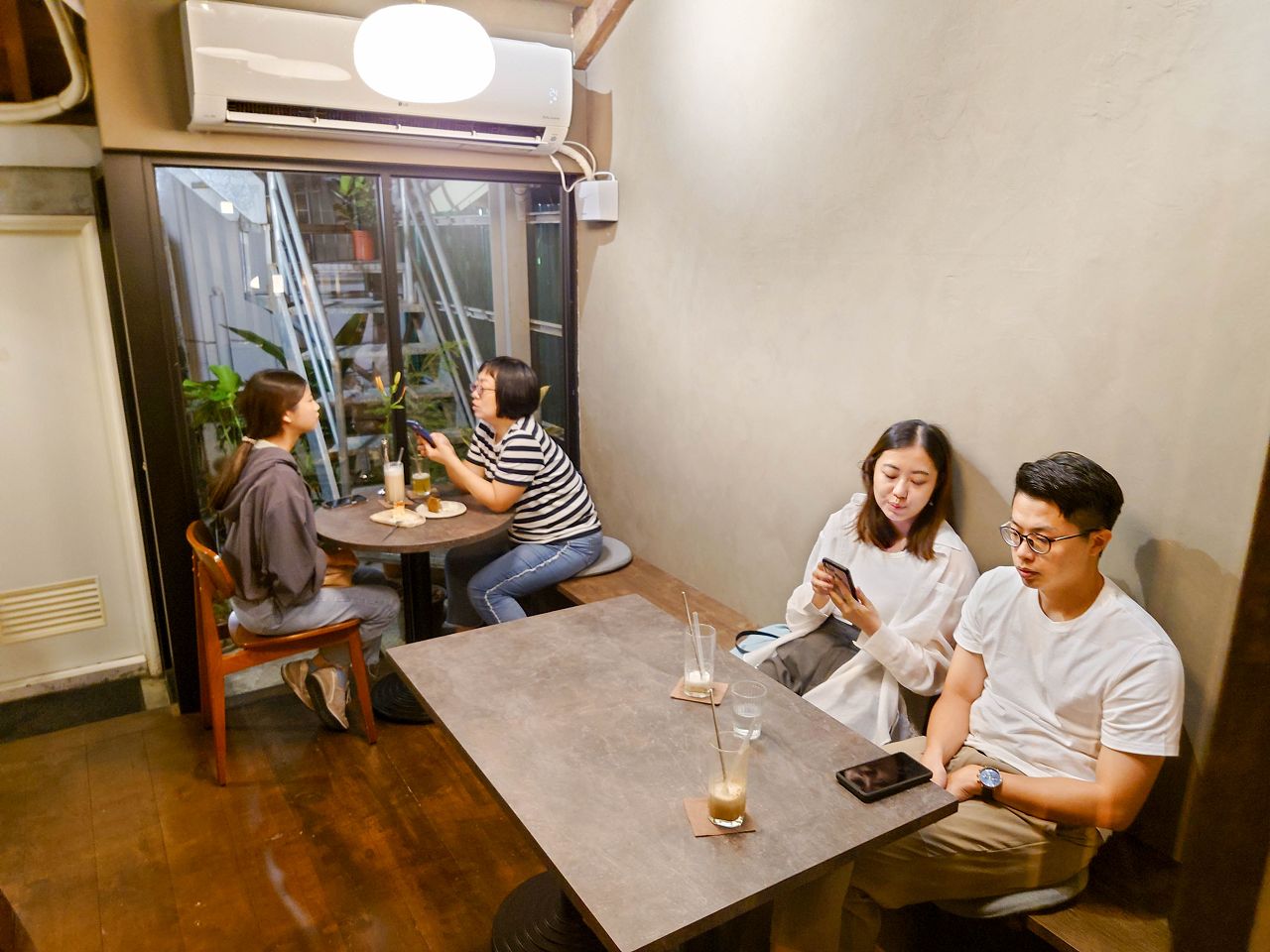 [食記][台南市] 懨懨 sān sān — 鐵道旁巷弄內老屋裡的深夜甜點咖啡廳，推薦流心巴斯克。