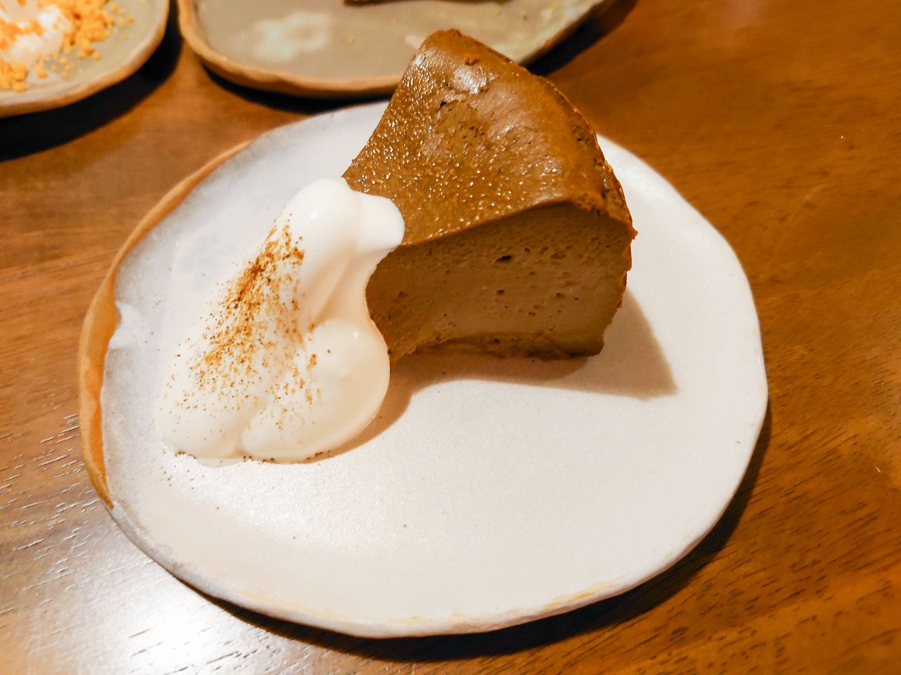 [食記][台南市] 懨懨 sān sān — 鐵道旁巷弄內老屋裡的深夜甜點咖啡廳，推薦流心巴斯克。