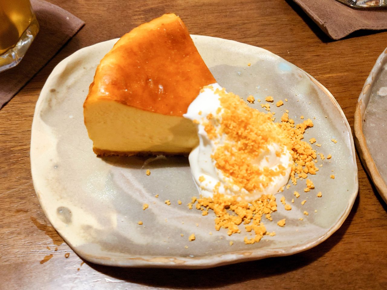 [食記][台南市] 懨懨 sān sān — 鐵道旁巷弄內老屋裡的深夜甜點咖啡廳，推薦流心巴斯克。