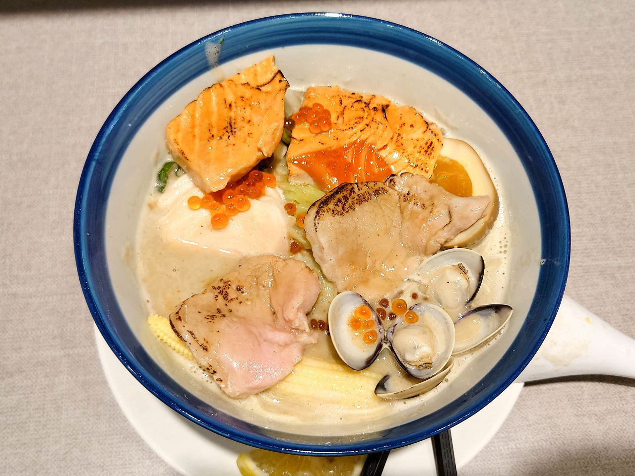 [食記][新北市][板橋區] 創作麵坊・鮭の大助 板橋店 — 海陸雙享風味獨特的鮭魚白湯拉麵