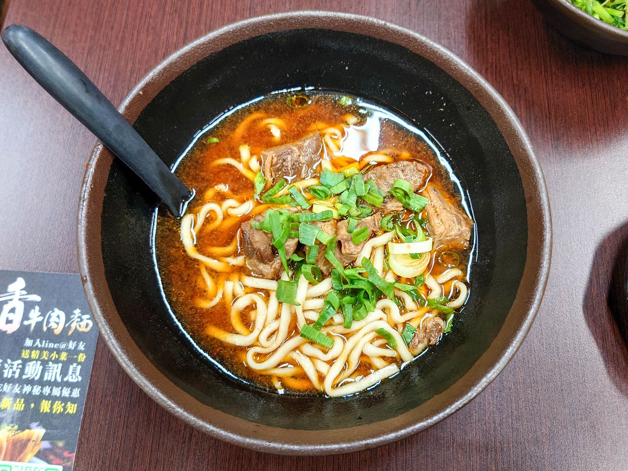 [食記][台北市] 飄香牛肉麵館 — 寧夏夜市牛肉麵館，曾榮獲2023年台北國際牛肉麵節紅燒組銀牌！
