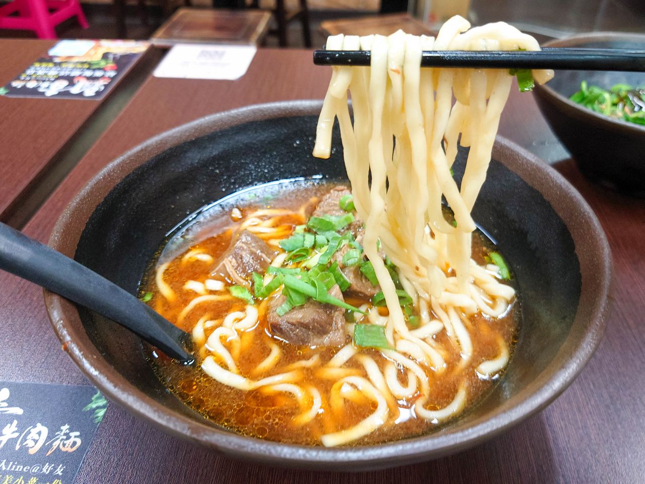 [食記][台北市] 飄香牛肉麵館 — 寧夏夜市牛肉麵館，曾榮獲2023年台北國際牛肉麵節紅燒組銀牌！