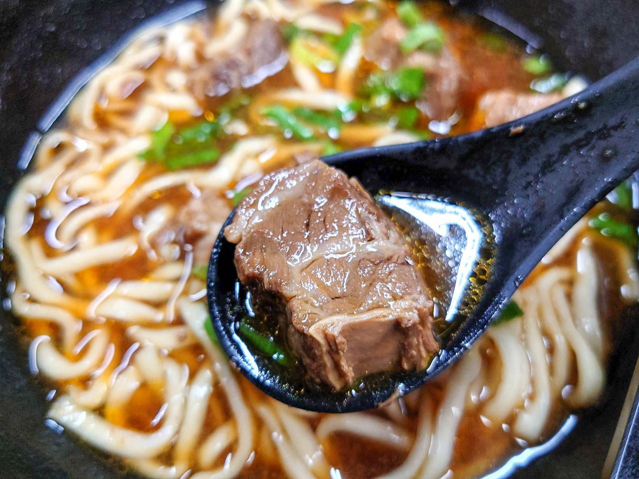 [食記][台北市] 飄香牛肉麵館 — 寧夏夜市牛肉麵館，曾榮獲2023年台北國際牛肉麵節紅燒組銀牌！
