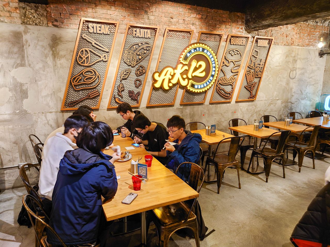 [食記][台北市] A.K. 12 美式小館 — 西門町美式餐廳推薦
