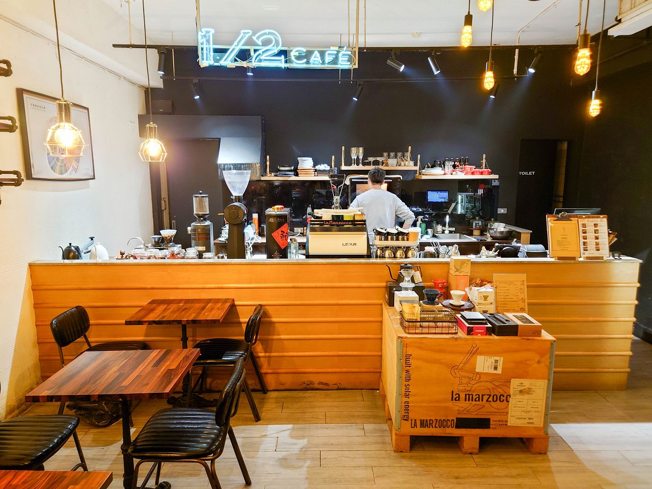 [食記][台北市] 1/2 CAFÉ — 松山區甜點咖啡廳，推薦提拉米蘇、流心巴斯克和手沖咖啡。
