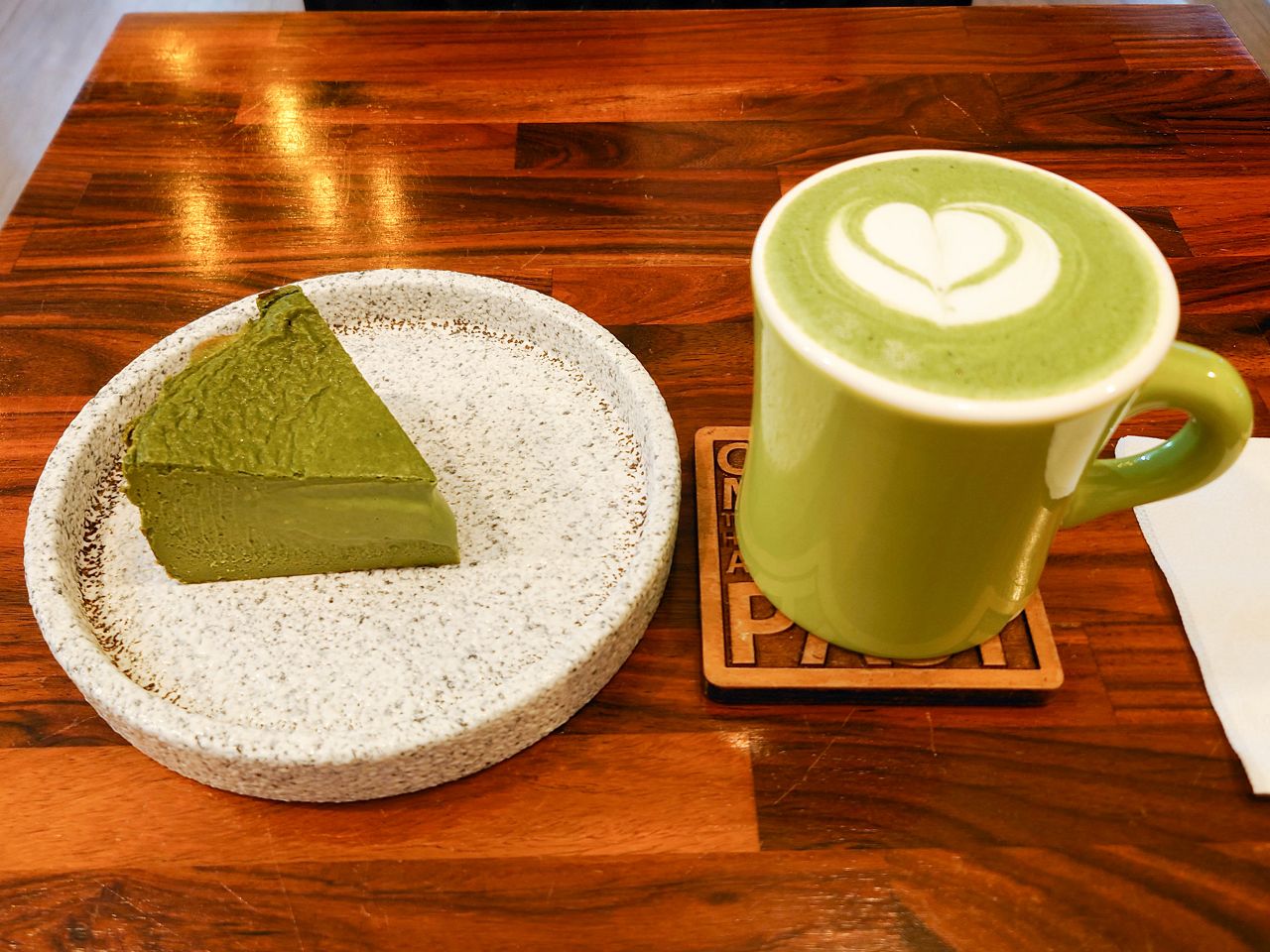 [食記][台北市] 1/2 CAFÉ — 松山區甜點咖啡廳，推薦提拉米蘇、流心巴斯克和手沖咖啡。
