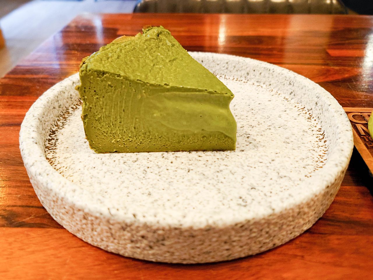 [食記][台北市] 1/2 CAFÉ — 松山區甜點咖啡廳，推薦提拉米蘇、流心巴斯克和手沖咖啡。