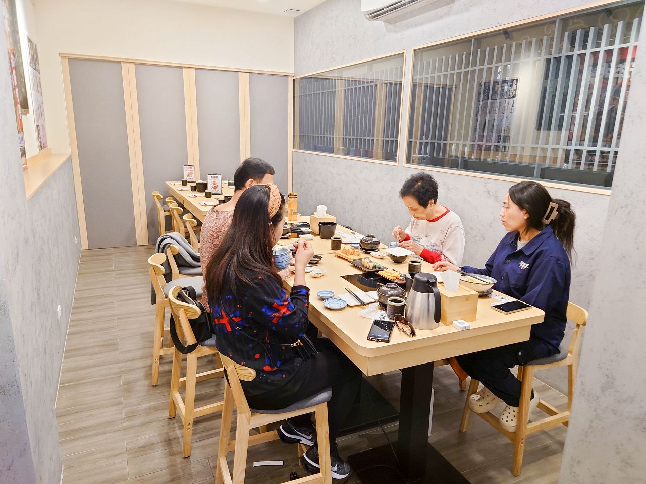 [食記][高雄市] 海龍王壽司 — 左營高鐵站附近日本料理和壽司專賣餐廳，選用漁港直送在地新鮮魚貨，遵循正宗日式料理手法。