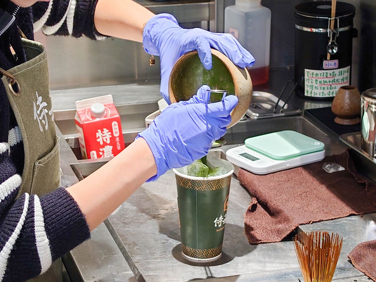 [食記][高雄市] 侍茶匠 左營富國店 — 選用日本宇治高階的奧綠抹茶粉手刷現做的抹茶飲品