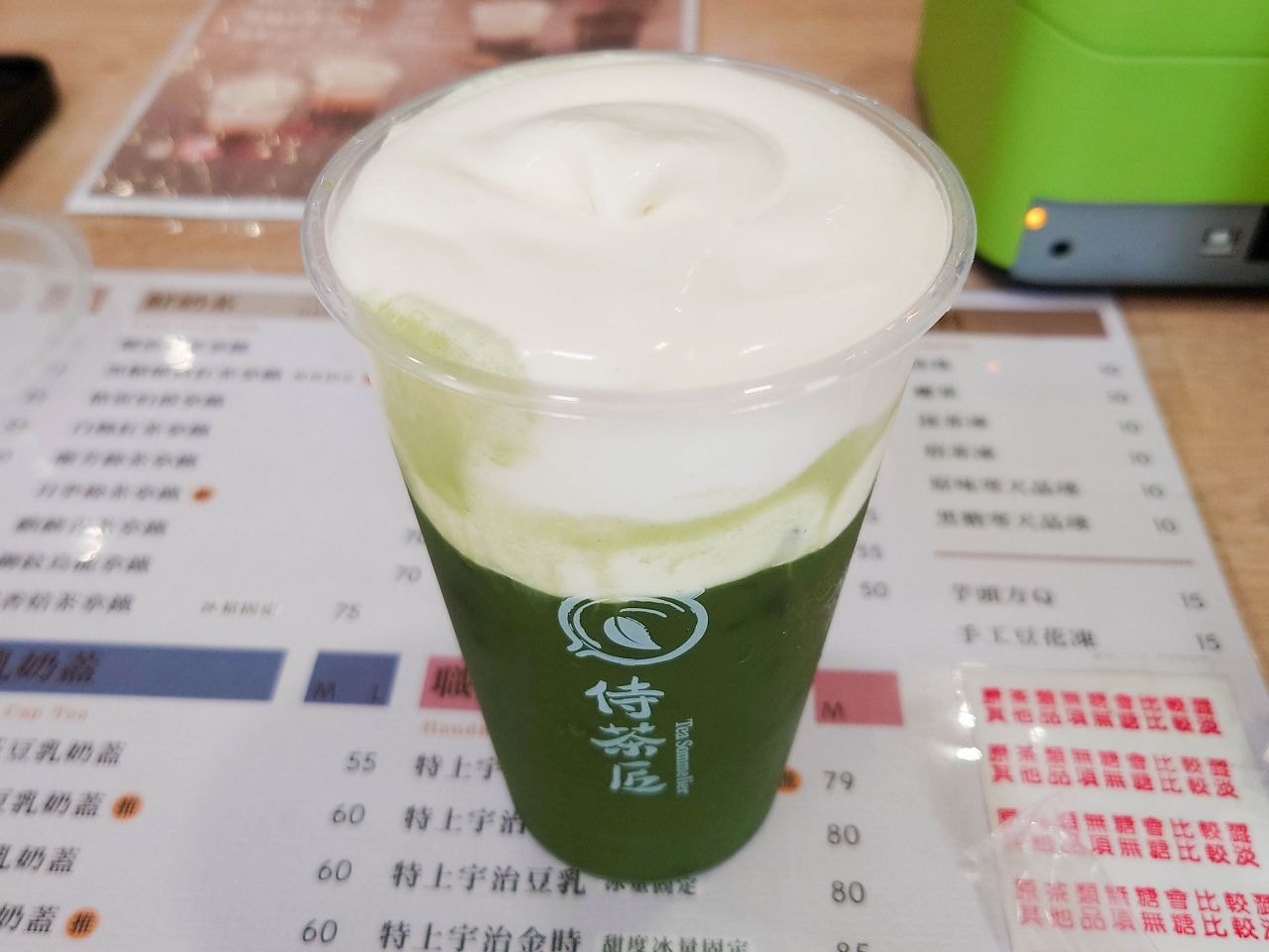 [食記][高雄市] 侍茶匠 左營富國店 — 選用日本宇治高階的奧綠抹茶粉手刷現做的抹茶飲品