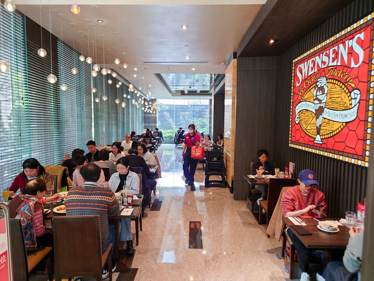 [食記][台北市] Swensen’s 双聖美式餐廳 大安店 — 超豪華9球冰淇淋組合的環遊世界聖代適合多人合享