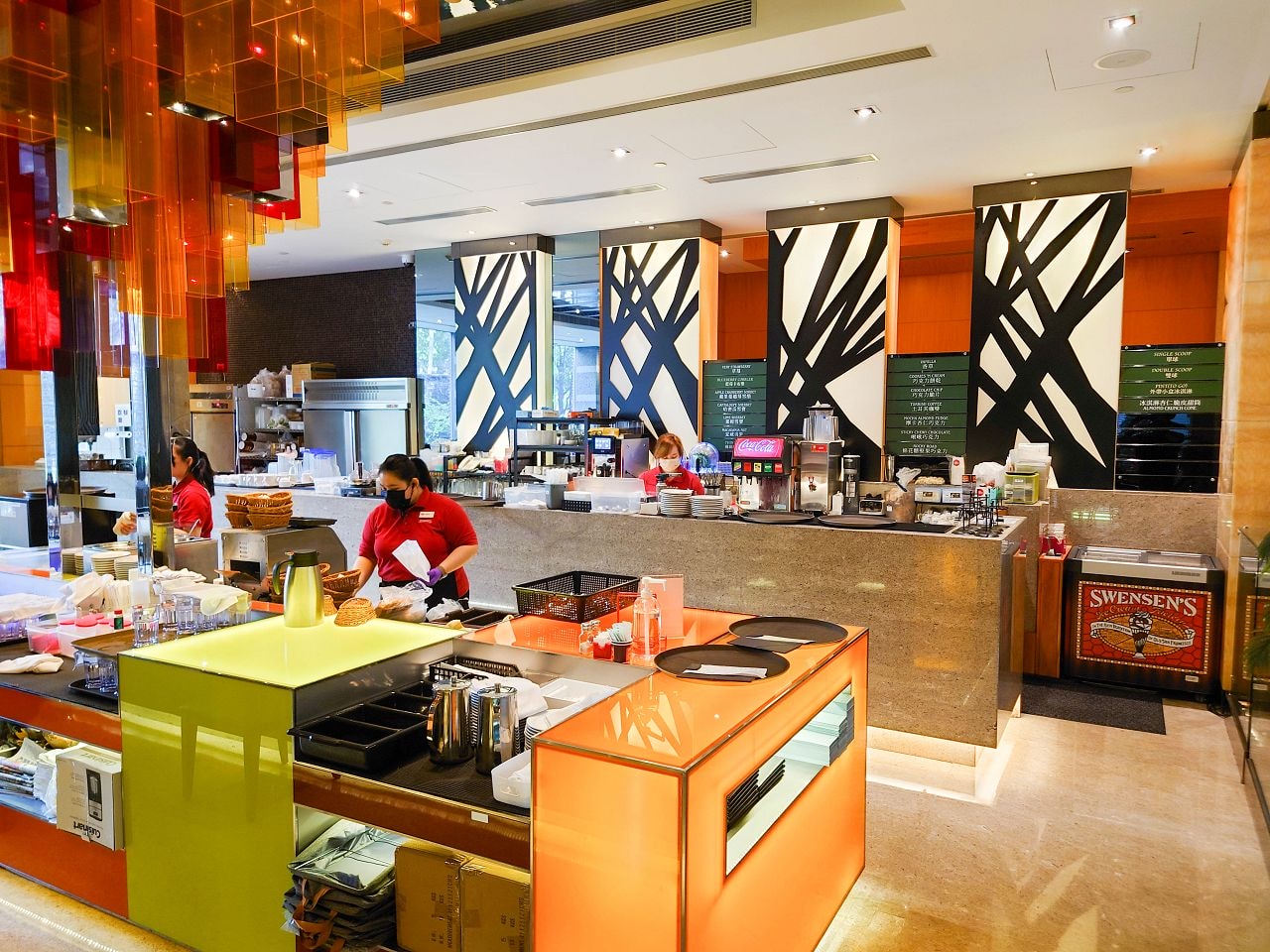 [食記][台北市] Swensen’s 双聖美式餐廳 大安店 — 超豪華9球冰淇淋組合的環遊世界聖代適合多人合享