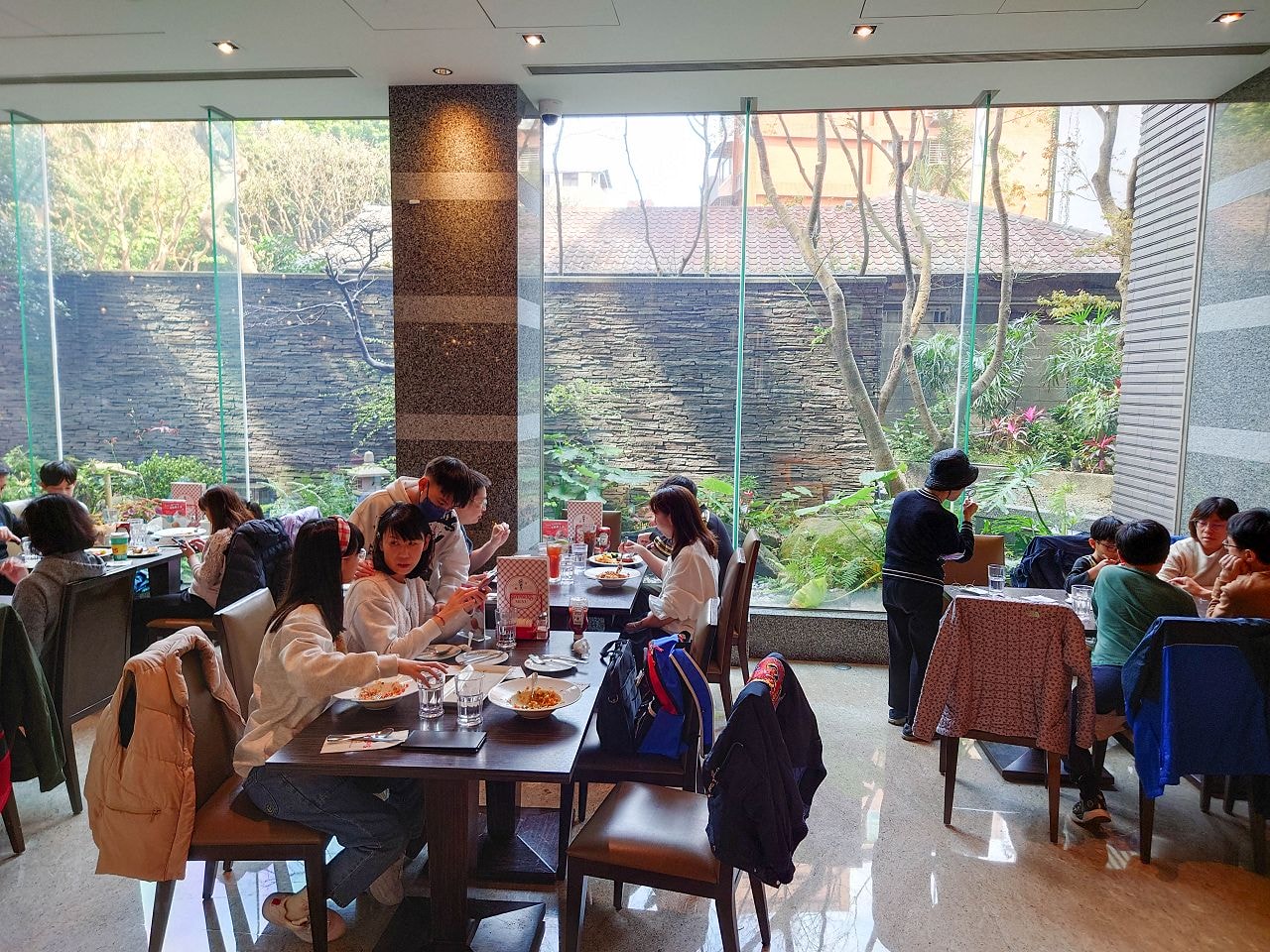 [食記][台北市] Swensen’s 双聖美式餐廳 大安店 — 超豪華9球冰淇淋組合的環遊世界聖代適合多人合享