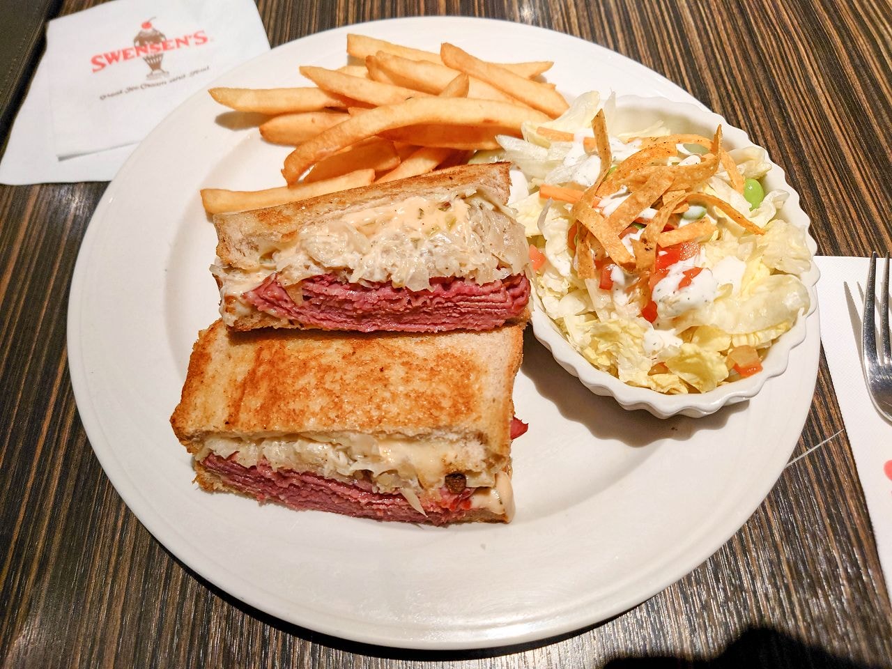 [食記][台北市] Swensen’s 双聖美式餐廳 大安店 — 超豪華9球冰淇淋組合的環遊世界聖代適合多人合享