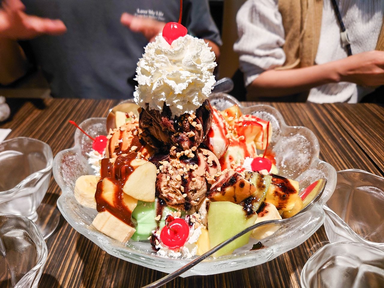 [食記][台北市] Swensen’s 双聖美式餐廳 大安店 — 超豪華9球冰淇淋組合的環遊世界聖代適合多人合享
