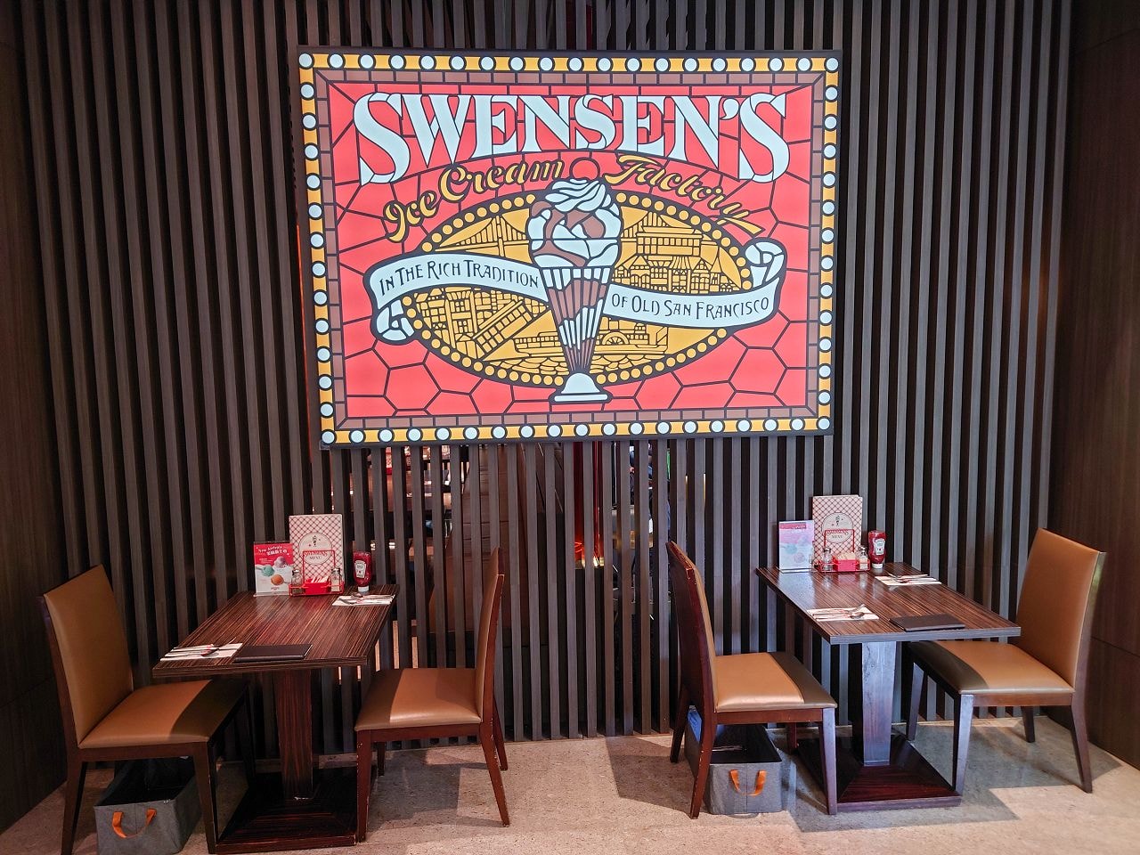 [食記][台北市] Swensen’s 双聖美式餐廳 大安店 — 超豪華9球冰淇淋組合的環遊世界聖代適合多人合享