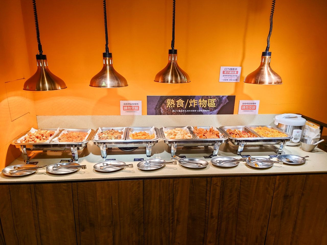 [食記][台北市] 阿豬媽아줌마韓式烤肉吃到飽 西門店 — 多道韓式烤肉、韓式經典美食和小菜吃到飽
