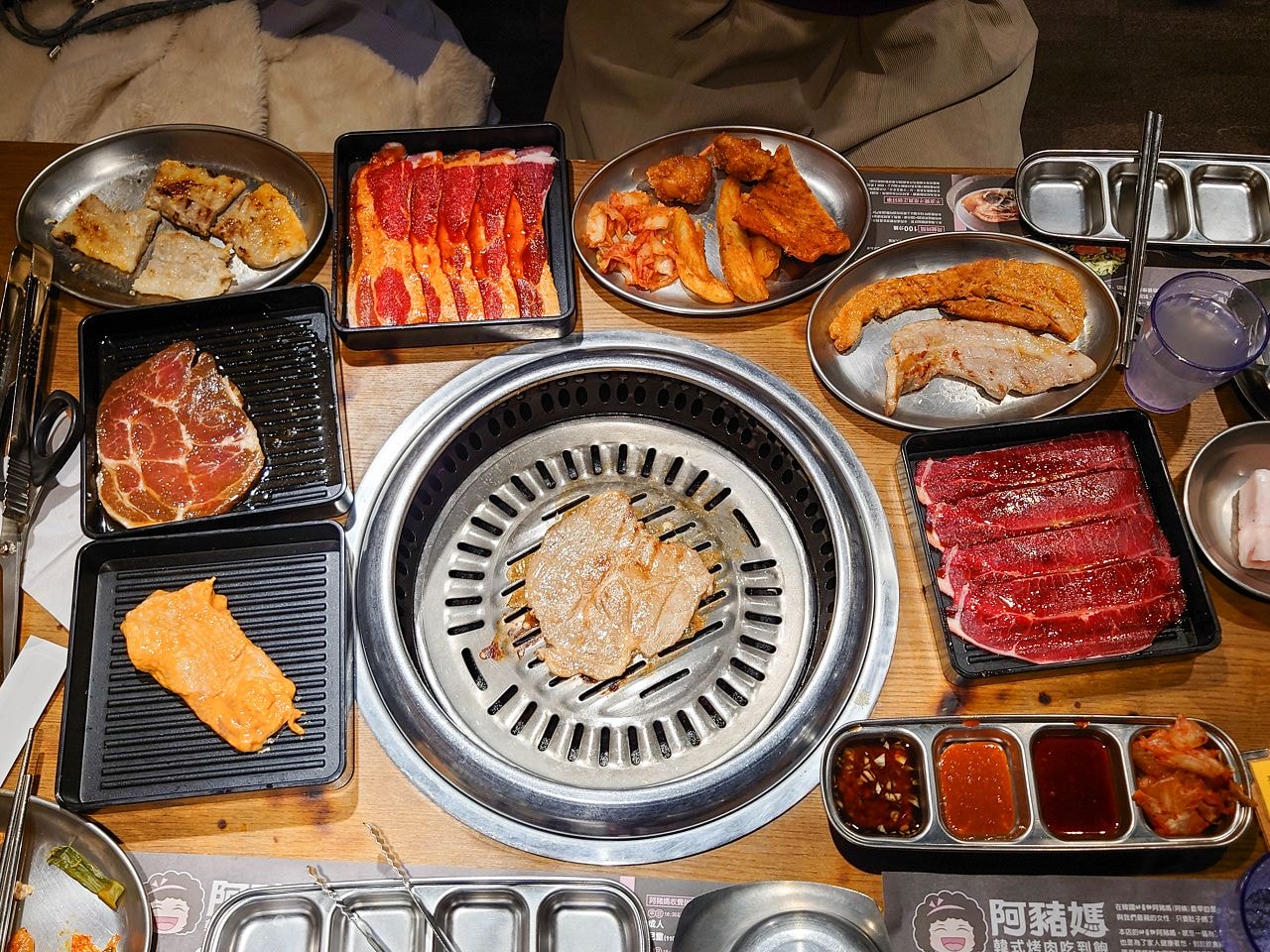 [食記][台北市] 阿豬媽아줌마韓式烤肉吃到飽 西門店 — 多道韓式烤肉、韓式經典美食和小菜吃到飽
