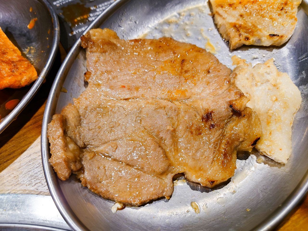 [食記][台北市] 阿豬媽아줌마韓式烤肉吃到飽 西門店 — 多道韓式烤肉、韓式經典美食和小菜吃到飽