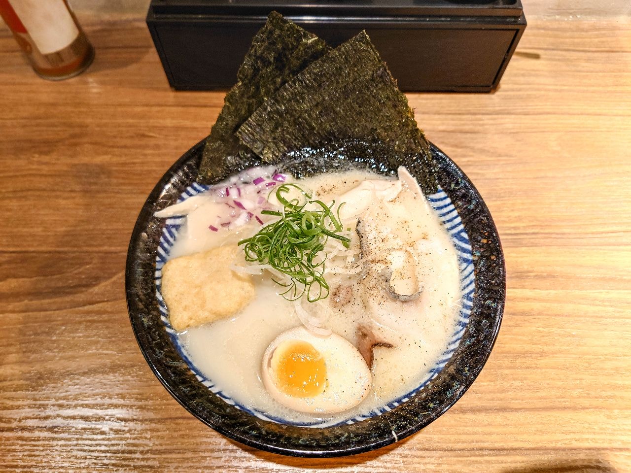 [食記][台北市] 麵屋有漁 — 西門町主打石斑魚白湯和蝦湯湯底的拉麵店