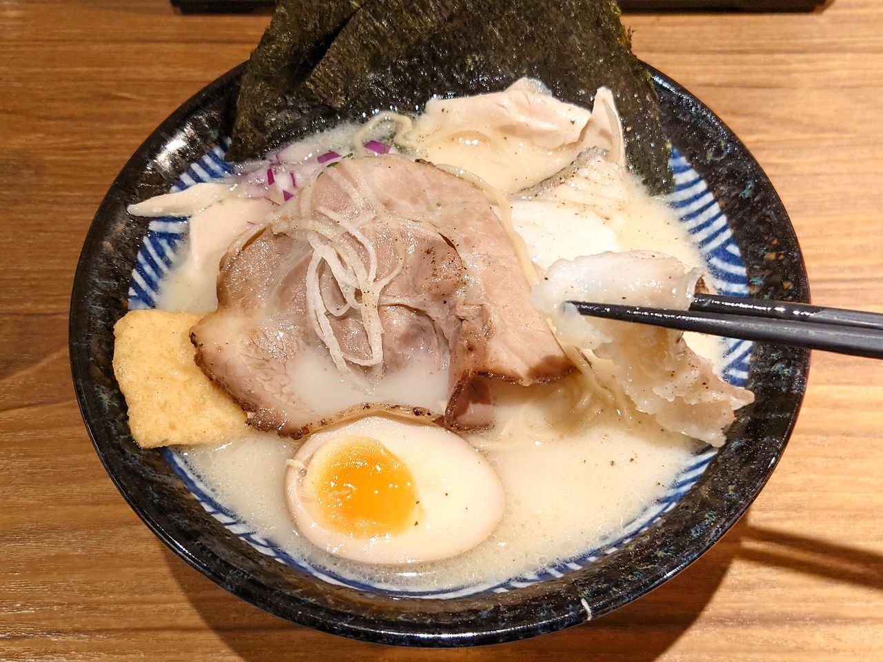 [食記][台北市] 麵屋有漁 — 西門町主打石斑魚白湯和蝦湯湯底的拉麵店