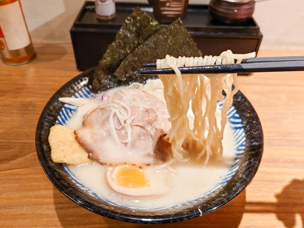 [食記][台北市] 麵屋有漁 — 西門町主打石斑魚白湯和蝦湯湯底的拉麵店