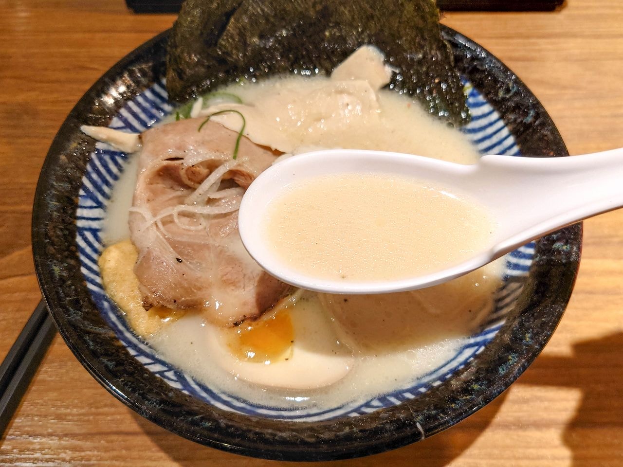 [食記][台北市] 麵屋有漁 — 西門町主打石斑魚白湯和蝦湯湯底的拉麵店