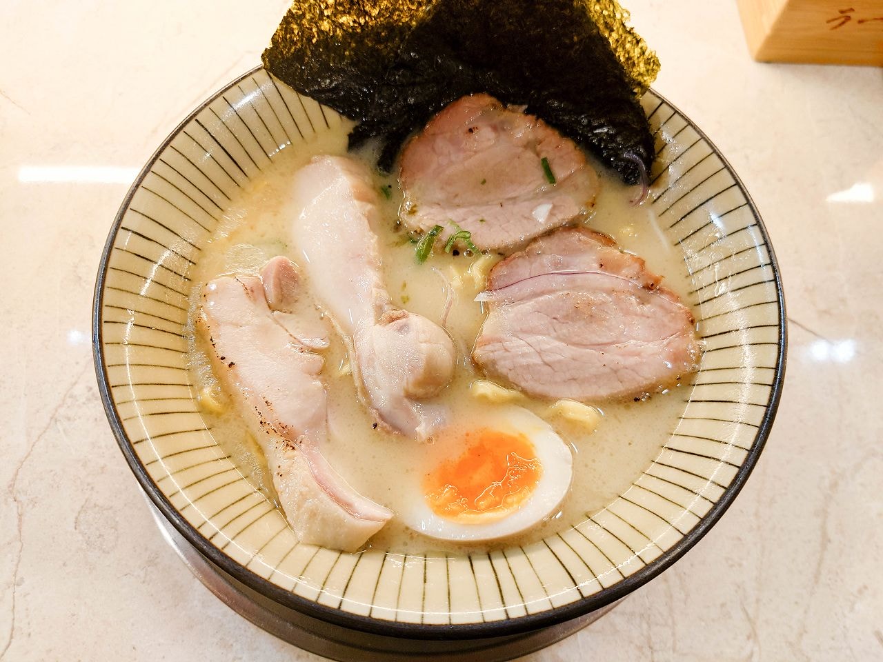 [食記][高雄市] 麵屋栗川 — 五福路和復興路口新開拉麵店，主打濃郁雞白湯拉麵。