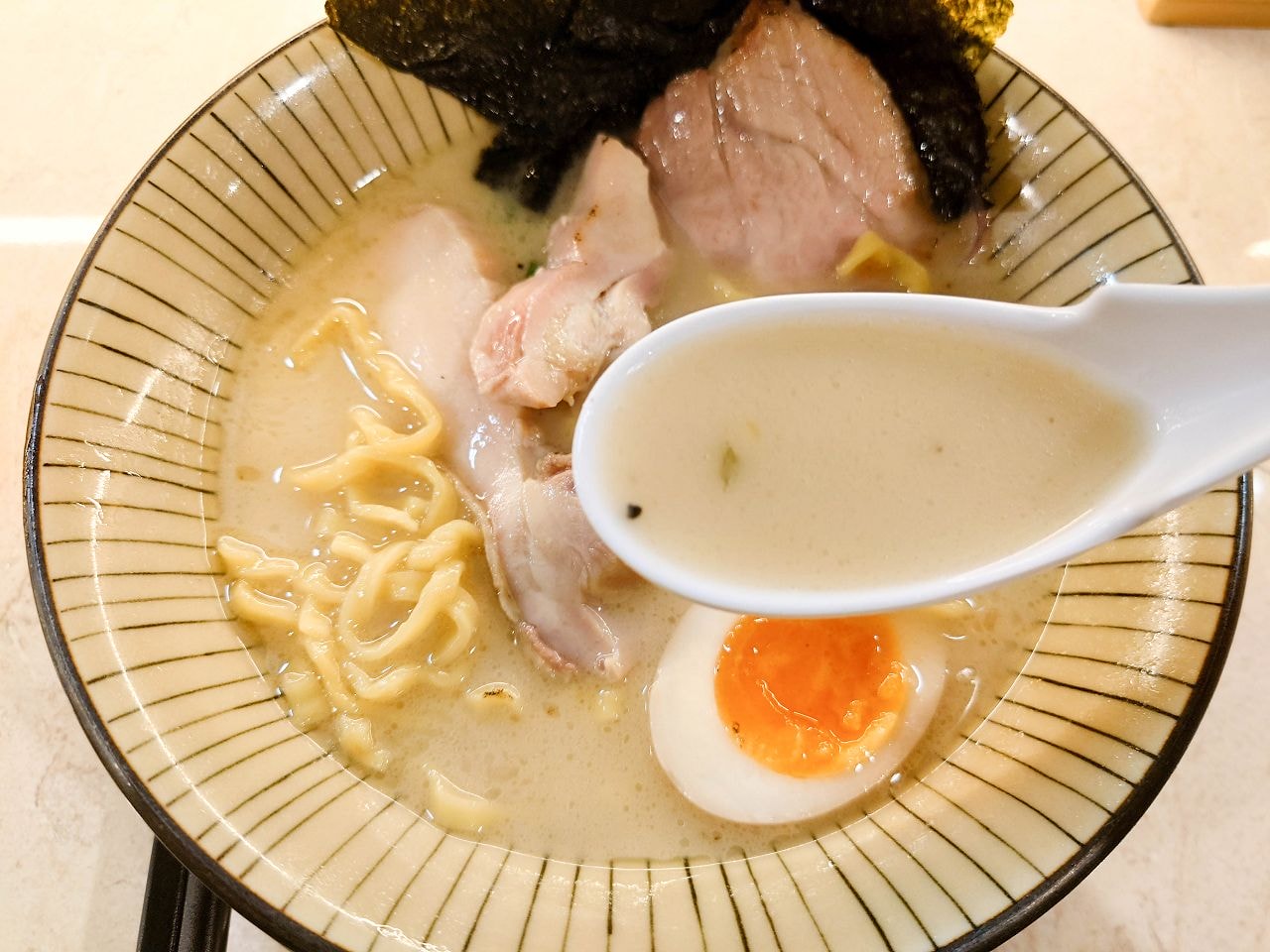 [食記][高雄市] 麵屋栗川 — 五福路和復興路口新開拉麵店，主打濃郁雞白湯拉麵。