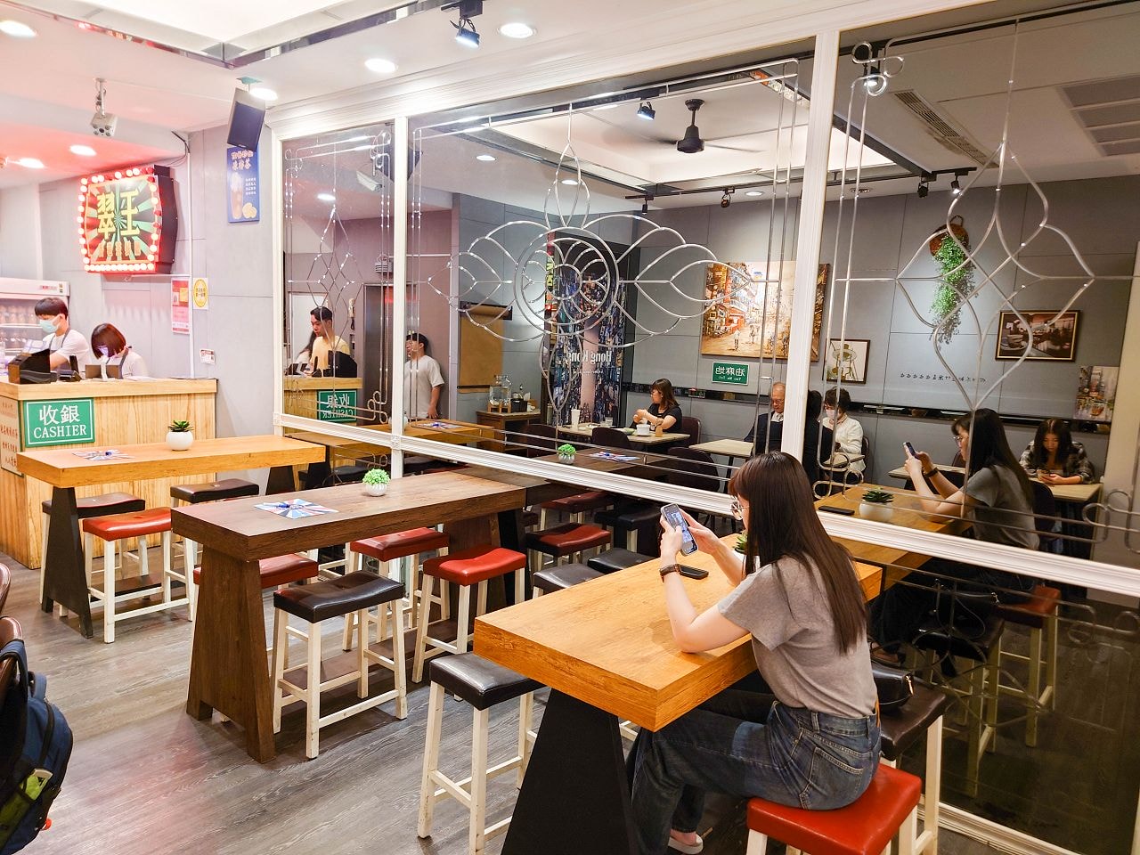 [食記][高雄市] 翠王香港茶餐廳 — 明誠路上香港主廚開設的香港茶餐廳，浮誇又吸睛的飛天漂浮廣炒麵。